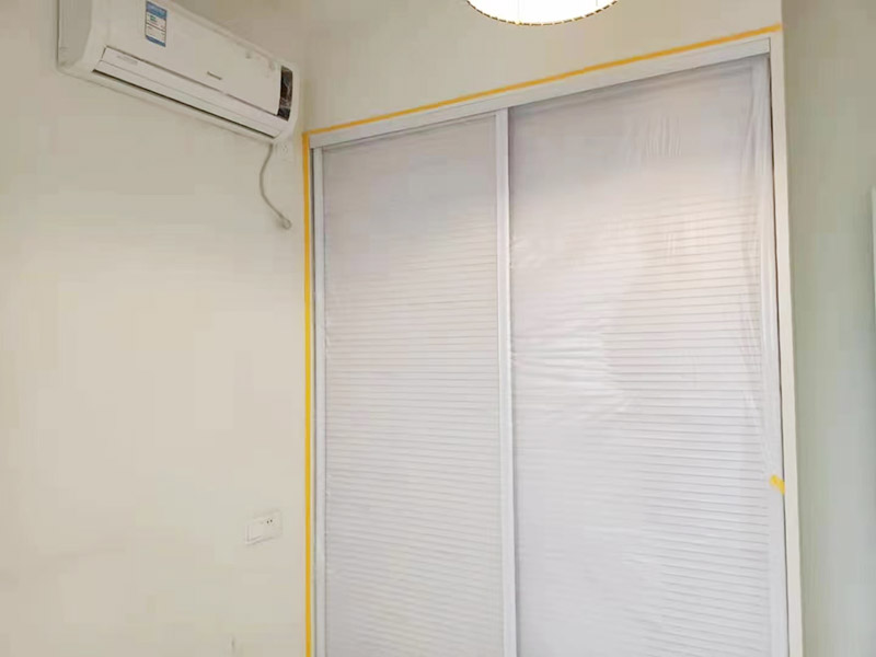 地面家具成品保護(hù)措施:在墻面翻新前，需要先將舊漆面鏟除干凈，之后在進(jìn)行打磨，將墻面的浮沉雜物都清理干凈。如果墻面有凹凸不平的情況，要先用膩?zhàn)有扪a(bǔ)，如果墻面出現(xiàn)空鼓的現(xiàn)象，也要將整面的墻皮進(jìn)行鏟除，在做后續(xù)的處理?；鶎幼鐾旰螅枰獙⑹┕^(qū)域的家具物件移除，避免在翻新過程中，使家具受到損傷。