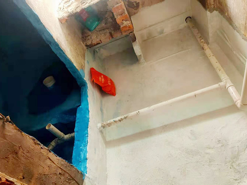 地面防水施工流程:清理基層：將墊層上松散的混凝土、砂漿等清洗干凈，凸出的鼓包剔除。 刷水泥素漿：配合比為水泥∶防水油，加上適量水拌合成粥狀，鋪攤在地面上，用掃帚均勻掃一遍。 抹底層砂漿：底層用1∶3水泥砂漿，摻入水泥重3%～5%的防水粉。拌好的砂漿倒在地上，用杠尺刮平，木抹子順平，鐵抹子壓一遍。 刷水泥素漿：常溫間隔1d后刷水泥素漿一道，配合比為水泥∶防水油加適量水。 抹面層砂漿：刷水泥素漿后，接著抹面層砂漿，配合比及做法用底層。