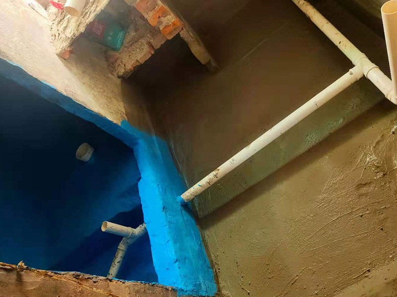 地面防水施工流程:清理基層：將墊層上松散的混凝土、砂漿等清洗干凈，凸出的鼓包剔除。 刷水泥素漿：配合比為水泥∶防水油，加上適量水拌合成粥狀，鋪攤在地面上，用掃帚均勻掃一遍。 抹底層砂漿：底層用1∶3水泥砂漿，摻入水泥重3%～5%的防水粉。拌好的砂漿倒在地上，用杠尺刮平，木抹子順平，鐵抹子壓一遍。 刷水泥素漿：常溫間隔1d后刷水泥素漿一道，配合比為水泥∶防水油加適量水。 抹面層砂漿：刷水泥素漿后，接著抹面層砂漿，配合比及做法用底層。