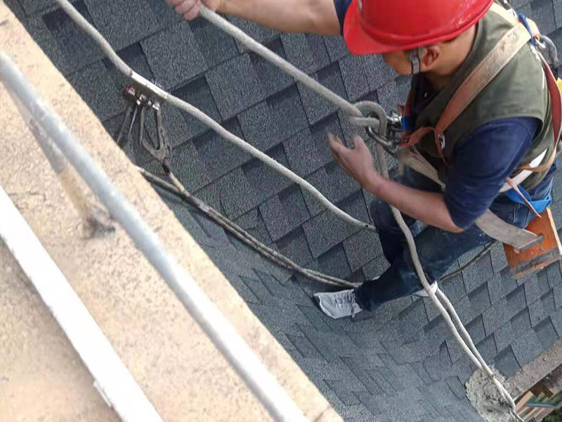 高空屋頂防水作業(yè)：涂膜防水層依附于基層，基層質(zhì)量好壞，直接影響防水涂膜的質(zhì)量。涂料的涂布應(yīng)采取&ldquo;先高后低、先遠后近、先立面后平面&rdquo;的施工順序。同一屋面上先涂布排水比較集中的水落口、天溝、檐口等節(jié)點部位，再進行大面積的涂布。用滾刷或毛刷均勻地涂刷多遍，直到達到規(guī)定的涂膜厚度要求，不得漏底，待涂層干固后，才能進行下一道工序。當(dāng)多遍涂布時，每遍涂刷方向應(yīng)與上一遍方向相垂直。對易發(fā)生漏水的部位，應(yīng)進行密封或加強處理。天溝、檐溝、檐口、泛水等部位，均應(yīng)加鋪有胎體增強材料的附加層。長邊搭接寬度不得小于50mm，短邊搭接寬度不得小于70mm，采用二層以上胎體增強材料時，上下層不得互相垂直鋪設(shè)，搭接縫應(yīng)錯開。