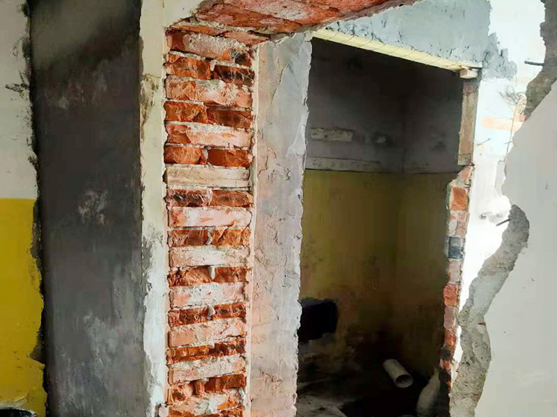 開門洞陽臺貼磚：確定好新門洞的尺寸和位置，用墨斗在墻面彈線標(biāo)明清楚，這樣在拆改中才能掌握分寸；先拆出門洞上面梁的位置，放置好預(yù)制的水泥混凝土橫梁，或者角鋼加固，保證施工的安全。最后用機(jī)器切割或其他方法對墻體進(jìn)行拆除。