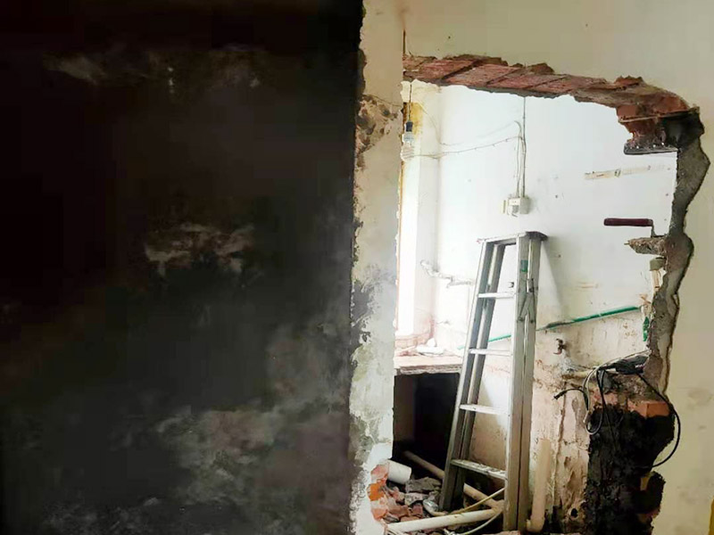 開門洞陽臺貼磚：確定好新門洞的尺寸和位置，用墨斗在墻面彈線標(biāo)明清楚，這樣在拆改中才能掌握分寸；先拆出門洞上面梁的位置，放置好預(yù)制的水泥混凝土橫梁，或者角鋼加固，保證施工的安全。最后用機(jī)器切割或其他方法對墻體進(jìn)行拆除。