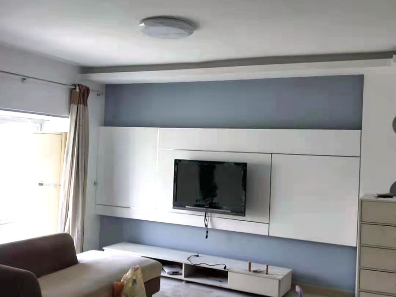 客廳天花板翻新：墻面有細(xì)小的白色粉末，表示墻內(nèi)的鹽分在水泥的干燥過(guò)程中被&ldquo;析出&rdquo;，此時(shí)，可用尼龍刷或鐵刷將其刷除，觀察幾天后，確定不再有白色粉末析出，且待水泥墻面干燥磨平，便可上漆。若水泥墻表面白色粉末多且不斷析出，將其清理后，可先上一道墻面底漆，預(yù)防日后鹽分侵蝕，形成壁癌;也不要在三個(gè)月內(nèi)使用油性涂料或不透水的壁紙涂刷或裝修。以批土刀將批土填平凹洞裂縫，等到完全干燥后，再用砂紙磨平。底漆涂料是專(zhuān)門(mén)用于墻面不需特別處理的壁面，至于有問(wèn)題的壁面就必須先針對(duì)其問(wèn)題，選擇特殊且專(zhuān)治此特殊問(wèn)題的&ldquo;底漆&rdquo;。