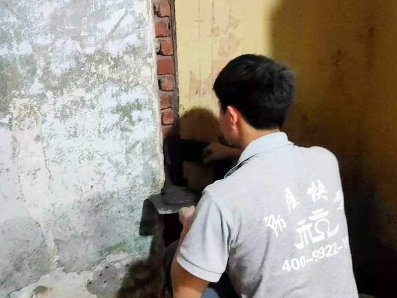 墻面抹水泥找平:步驟一：清理墻面；把墻面起皮和裂縫位置處理干凈，并用水泥砂漿補抹好，把殘留的灰渣鏟除干凈，然后把墻面清理干凈。需要注意的是：如果墻面吸水性比較強，要先用清水濕潤或是噴刷膠水做封底處理。  步驟二：第一遍刮膩子；水泥抹面的墻面最好配制底料，不僅能降低工程造價，還可以提高施工的質(zhì)量。 步驟三：第二遍刮膩子；第一遍墻體干透后，可以上第二遍膩子進一步刮平。但是第二遍的膩子調(diào)兌不易過稀，它的含水量別過大，要保證第二遍膩子刮涂后的水分盡快被第一遍的膩子吸收，只有等到墻面水分減少到一定程度后方才可進