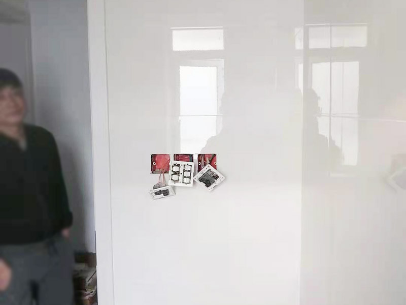 墻面瓷磚鋪貼：（1）基層處理：將塵土、雜物徹底清掃干凈，不得有空鼓、開裂及起砂等缺陷。 （2）彈線：施工前在墻體四周彈出標(biāo)高控制線，在地面彈出十字線，以控制地磚分隔尺寸。 （3）預(yù)鋪：首先應(yīng)在圖紙?jiān)O(shè)計(jì)要求的基礎(chǔ)上，對(duì)地磚的色彩、紋理、表面平整等進(jìn)行嚴(yán)格的挑選，然后按照?qǐng)D紙要求預(yù)鋪。對(duì)于預(yù)鋪中可能出現(xiàn)的尺寸、色彩、紋理誤差等進(jìn)行調(diào)整、交換，直至達(dá)到最佳效果，按鋪貼順利堆放整齊備用。 （4）鋪貼：鋪設(shè)選用1：3干硬性水泥砂漿，砂漿厚度25mm左右。鋪貼前將地磚背面濕潤，需正面干燥為宜。把地磚按照要求放在水泥砂漿上，用橡皮錘輕敲地磚飾面直至密實(shí)平整達(dá)到要求。 （5）勾縫：地磚鋪完后24h進(jìn)行清理勾縫，勾縫前應(yīng)先將地磚縫隙內(nèi)雜質(zhì)擦凈，用專用填縫劑勾縫。 （6）清理：施工過程中隨干隨清，完工后(一般宜在24h之后)再用棉紗等物對(duì)地磚表面進(jìn)行清理。