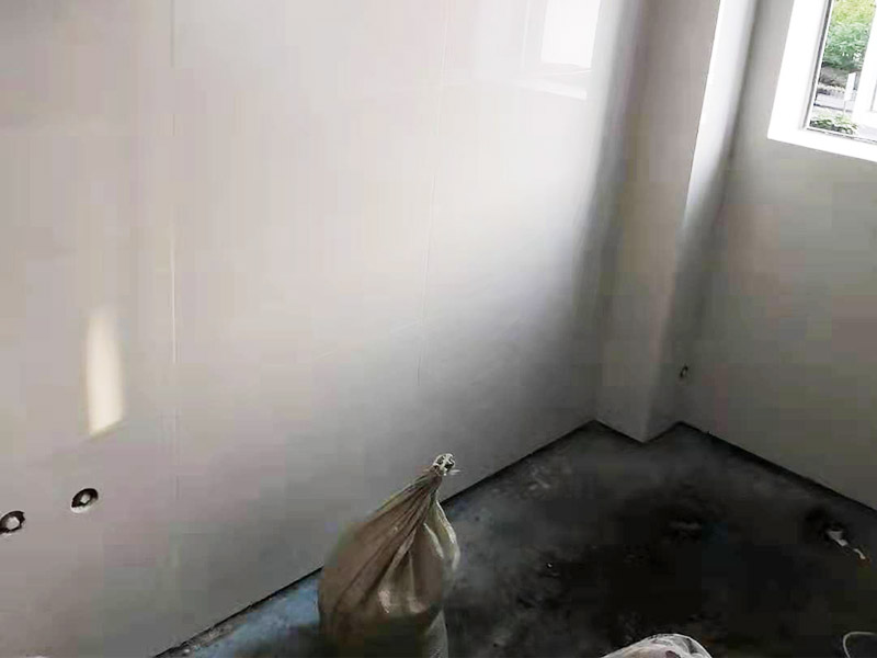 墻面瓷磚鋪貼：（1）基層處理：將塵土、雜物徹底清掃干凈，不得有空鼓、開裂及起砂等缺陷。 （2）彈線：施工前在墻體四周彈出標(biāo)高控制線，在地面彈出十字線，以控制地磚分隔尺寸。 （3）預(yù)鋪：首先應(yīng)在圖紙?jiān)O(shè)計(jì)要求的基礎(chǔ)上，對(duì)地磚的色彩、紋理、表面平整等進(jìn)行嚴(yán)格的挑選，然后按照?qǐng)D紙要求預(yù)鋪。對(duì)于預(yù)鋪中可能出現(xiàn)的尺寸、色彩、紋理誤差等進(jìn)行調(diào)整、交換，直至達(dá)到最佳效果，按鋪貼順利堆放整齊備用。 （4）鋪貼：鋪設(shè)選用1：3干硬性水泥砂漿，砂漿厚度25mm左右。鋪貼前將地磚背面濕潤，需正面干燥為宜。把地磚按照要求放在水泥砂漿上，用橡皮錘輕敲地磚飾面直至密實(shí)平整達(dá)到要求。 （5）勾縫：地磚鋪完后24h進(jìn)行清理勾縫，勾縫前應(yīng)先將地磚縫隙內(nèi)雜質(zhì)擦凈，用專用填縫劑勾縫。 （6）清理：施工過程中隨干隨清，完工后(一般宜在24h之后)再用棉紗等物對(duì)地磚表面進(jìn)行清理。