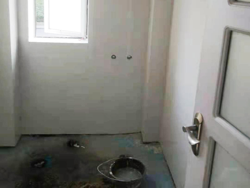 墻面瓷磚鋪貼：（1）基層處理：將塵土、雜物徹底清掃干凈，不得有空鼓、開裂及起砂等缺陷。 （2）彈線：施工前在墻體四周彈出標(biāo)高控制線，在地面彈出十字線，以控制地磚分隔尺寸。 （3）預(yù)鋪：首先應(yīng)在圖紙?jiān)O(shè)計(jì)要求的基礎(chǔ)上，對(duì)地磚的色彩、紋理、表面平整等進(jìn)行嚴(yán)格的挑選，然后按照?qǐng)D紙要求預(yù)鋪。對(duì)于預(yù)鋪中可能出現(xiàn)的尺寸、色彩、紋理誤差等進(jìn)行調(diào)整、交換，直至達(dá)到最佳效果，按鋪貼順利堆放整齊備用。 （4）鋪貼：鋪設(shè)選用1：3干硬性水泥砂漿，砂漿厚度25mm左右。鋪貼前將地磚背面濕潤，需正面干燥為宜。把地磚按照要求放在水泥砂漿上，用橡皮錘輕敲地磚飾面直至密實(shí)平整達(dá)到要求。 （5）勾縫：地磚鋪完后24h進(jìn)行清理勾縫，勾縫前應(yīng)先將地磚縫隙內(nèi)雜質(zhì)擦凈，用專用填縫劑勾縫。 （6）清理：施工過程中隨干隨清，完工后(一般宜在24h之后)再用棉紗等物對(duì)地磚表面進(jìn)行清理。