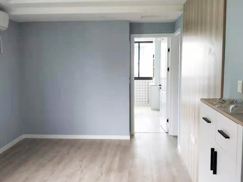 廚衛(wèi)翻新裝修：廚房是家中較為潮濕的區(qū)域，大家在翻新過程中難免會(huì)破壞到原有的防水層，防水效果也會(huì)受到影響。為了防止廚房滲水、漏水到樓下的情況，大家最好及時(shí)做好廚房防水層的增補(bǔ)，并且最好不要使用木質(zhì)地板或者革質(zhì)等防火性能不好材料。 老式的洗手間樣式都比較陳舊，墻面、地面也積蓄了不少難以清除的污漬，因此大家在翻新時(shí)，最好把原來的衛(wèi)生間墻磚或者地磚打掉，鋪設(shè)新磚，在這個(gè)過程，難免會(huì)迫害與原有的防水層，因此大家需要重做防水層。