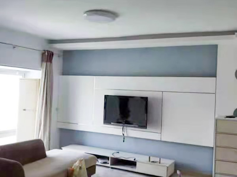 廚衛(wèi)翻新裝修：廚房是家中較為潮濕的區(qū)域，大家在翻新過程中難免會(huì)破壞到原有的防水層，防水效果也會(huì)受到影響。為了防止廚房滲水、漏水到樓下的情況，大家最好及時(shí)做好廚房防水層的增補(bǔ)，并且最好不要使用木質(zhì)地板或者革質(zhì)等防火性能不好材料。 老式的洗手間樣式都比較陳舊，墻面、地面也積蓄了不少難以清除的污漬，因此大家在翻新時(shí)，最好把原來的衛(wèi)生間墻磚或者地磚打掉，鋪設(shè)新磚，在這個(gè)過程，難免會(huì)迫害與原有的防水層，因此大家需要重做防水層。