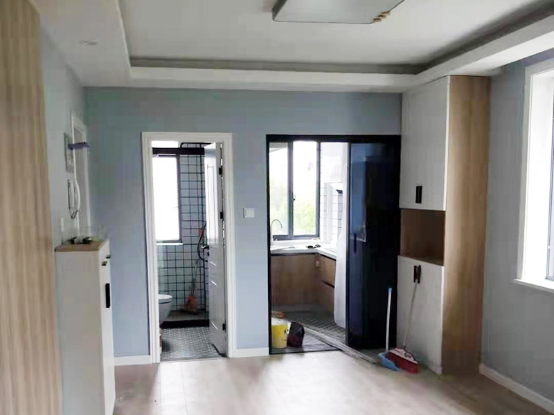 廚衛(wèi)翻新裝修：廚房是家中較為潮濕的區(qū)域，大家在翻新過程中難免會(huì)破壞到原有的防水層，防水效果也會(huì)受到影響。為了防止廚房滲水、漏水到樓下的情況，大家最好及時(shí)做好廚房防水層的增補(bǔ)，并且最好不要使用木質(zhì)地板或者革質(zhì)等防火性能不好材料。 老式的洗手間樣式都比較陳舊，墻面、地面也積蓄了不少難以清除的污漬，因此大家在翻新時(shí)，最好把原來的衛(wèi)生間墻磚或者地磚打掉，鋪設(shè)新磚，在這個(gè)過程，難免會(huì)迫害與原有的防水層，因此大家需要重做防水層。