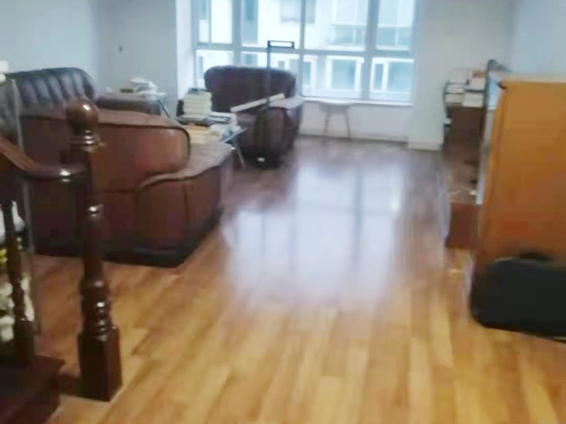 二手房裝修家具保護：1、做好入戶門保護 各類裝修物料的進場、建筑裝修的清理都必須經(jīng)過入戶門。在對物品進行搬運時，難免會與入戶門發(fā)生磕碰及摩擦。 建議，在裝修開工前知道家具家電進場，都應(yīng)當(dāng)使用成品保護膜將入戶門進行包裹。  2、做好水電改造期間的成品保護 水電改造是基礎(chǔ)裝修，水電裝修的質(zhì)量好壞，直接決定著后期的施工和使用。因此，在進行水電改造時，同樣需要做好成品保護工作。水電改造完成后，應(yīng)當(dāng)對各種管線進行規(guī)范的固定，以防脫落;對露的線頭要進行包裹，以防發(fā)生觸電的危險;做好地面線管的固定和保護，防止被踩壞。同時，在搬運物料時，也不要破壞地面鋪設(shè)的管線。  3、做好瓷磚、地板的鋪貼保護