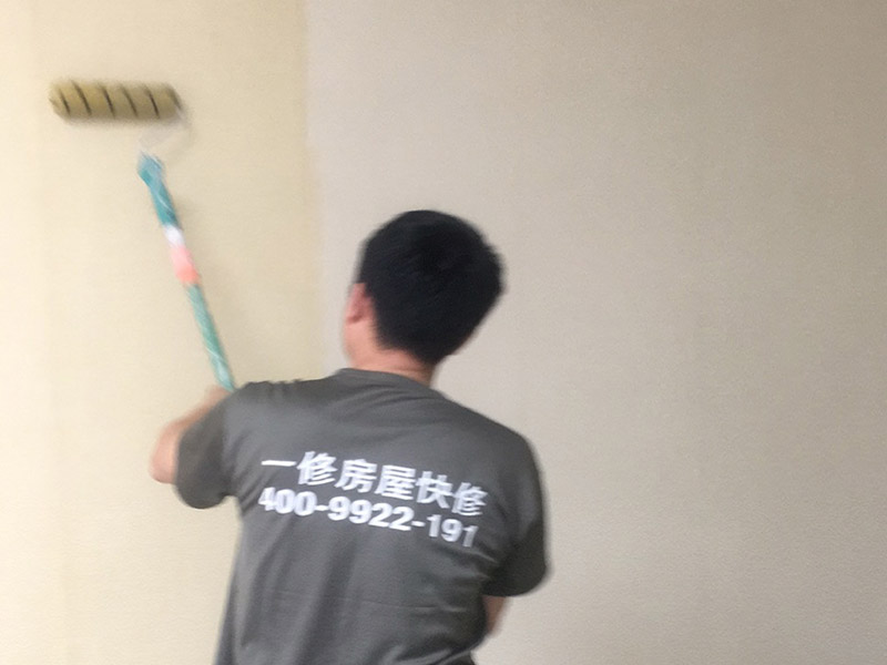 撕墻紙刷乳膠漆：1、首先，需要將壁紙清除干凈，弄濕了會(huì)更好撕下來。撕壞了也沒關(guān)系，反正壁紙是不要了的。只要保證墻面上干凈就OK。 2、然后，需要對(duì)墻面基層進(jìn)行打磨的。 3、如果拆完壁紙以后你發(fā)現(xiàn)基層并不平整的話，是需要進(jìn)行膩?zhàn)诱移焦ぷ鞯?；建議至少做一遍。 4、然后就是底漆和面漆的施工了。