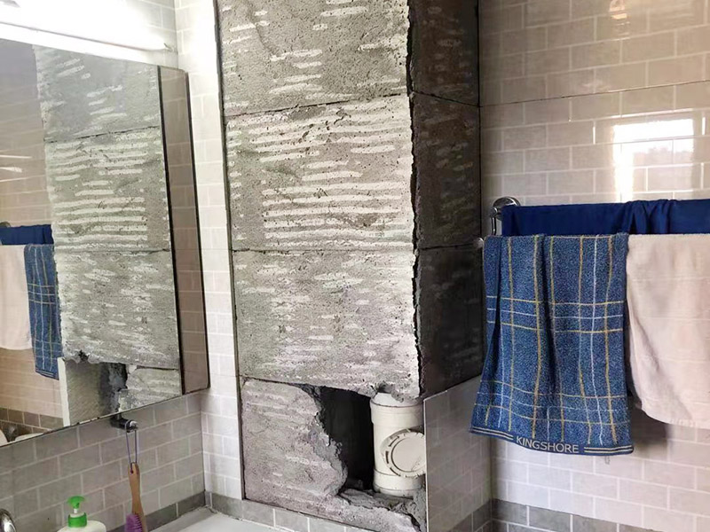 若是磚面出現(xiàn)開裂或是不平整的原因需要替換時，要將換的磚體小心敲破，然后往該片磚周圍進行撬動，將需要更換的磚取下后，重新修補即可，當(dāng)然若是磚貼上的時間不長，可以將水泥也小心的撬下，用水泥漿進行粘貼即可。