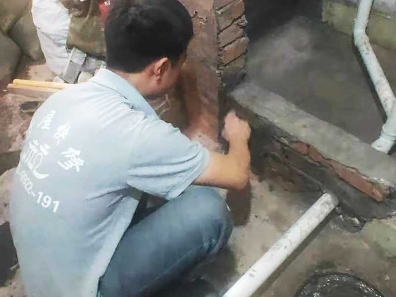 下水管周邊刷防水：1、首先，在已經(jīng)開好槽的地面清理完水泥塊及水泥灰塵，用水沖洗干凈，晾干大約一到兩天后檢查干燥沒問題的情況下刷防滲漏膠水，一般刷3遍。 2、接著放入水管，水管接口處刷好防水膠，多刷幾遍，完成后晾干； 3、檢查水管晾干后做水壓試驗，保證沒有漏水情況下，覆蓋水泥及地磚； 4、以上步驟完成后等待晾干，清理干凈，然后在地板縫隙處刷防滲漏膠水，特別在地漏及墻壁接縫處，馬桶安裝縫隙處，一般至少刷3遍以上，完全晾干后開始使用。