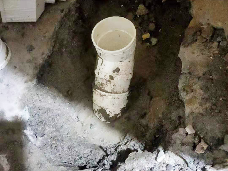 下水管周邊刷防水：1、首先，在已經(jīng)開好槽的地面清理完水泥塊及水泥灰塵，用水沖洗干凈，晾干大約一到兩天后檢查干燥沒問題的情況下刷防滲漏膠水，一般刷3遍。 2、接著放入水管，水管接口處刷好防水膠，多刷幾遍，完成后晾干； 3、檢查水管晾干后做水壓試驗，保證沒有漏水情況下，覆蓋水泥及地磚； 4、以上步驟完成后等待晾干，清理干凈，然后在地板縫隙處刷防滲漏膠水，特別在地漏及墻壁接縫處，馬桶安裝縫隙處，一般至少刷3遍以上，完全晾干后開始使用。