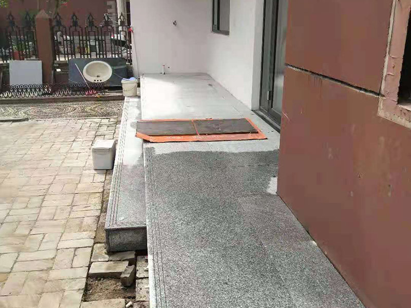 陽臺地磚鋪貼施工:先將選購的地磚清理干凈，并浸泡2小時以上。浸泡是為了讓地磚充分的吸足水分，以免在鋪貼完成后吸取材料中的水分，造成粘著劑水分不足，影響粘著牢固度， 從而引起空鼓、脫落的情況。地磚在充分浸水后和開始鋪貼前需要從水中取出并擦去表面水分，以便進行鋪貼。 地磚的鋪貼一般按照由門窗邊(或陽臺)開始，從上到下，由左及右的順序行進。具體的鋪貼方法為：先用水潤曾找平層，用鏟子將泥砂漿(或其它粘著劑)抹在瓷磚背面，再將地磚貼在墻面，再用鏟柄或橡膠錘輕敲地磚，使泥砂漿充滿墻面與地磚之間的空間。