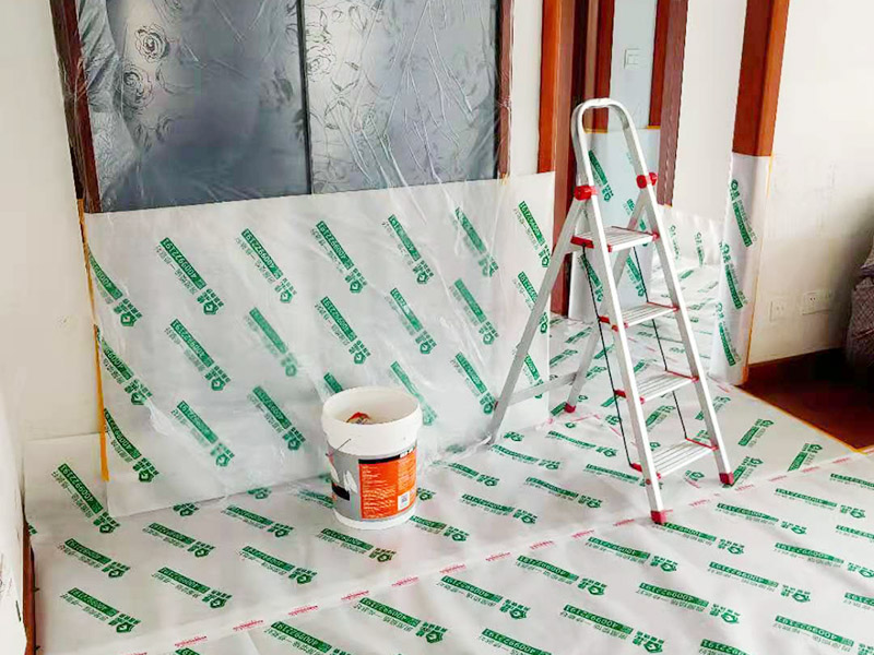 全屋成品保護(hù)裝修：入戶門及電梯過道的保護(hù)：各種裝修物料的進(jìn)場(chǎng)以及各種建筑裝修垃圾的清理，都會(huì)經(jīng)過入戶門，這些物品在搬運(yùn)的過程中，難免會(huì)和入戶門發(fā)生磕碰，造成入戶門的磕碰劃傷，所以，第一個(gè)需要做好成品保護(hù)的地方就是入戶門。 做法：在裝修開工前直到家具進(jìn)場(chǎng)期間，都需要對(duì)入戶門進(jìn)行保護(hù)！可以使用成品保護(hù)膜將門包裹。 木工成品的保護(hù)：在進(jìn)行木門、櫥柜、家具等的相關(guān)的安裝或組裝的過程中，成品保護(hù)主要體現(xiàn)在兩個(gè)方面：一是原有的墻面、地面裝飾的保護(hù)，盡量避免因?yàn)檫@些安裝工程對(duì)已裝的部分造成破壞；二是安裝的物品本身的保護(hù)，注意不要在安裝過程中造成磕碰、劃傷等損傷。 地磚形象保護(hù)：地面瓷磚鋪貼完后，用成品保護(hù)膜覆蓋磚面，既可以防止裝修時(shí)的沙子磨傷地面，同時(shí)也能有效地防止油漆涂料等有色液體滴落磚面，造成地面污染。