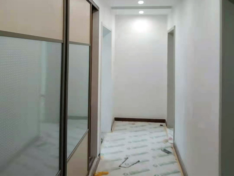 地面保護(hù)陽臺(tái)改造：陽臺(tái)裝修，防水是重中之重，特別是在多雨季節(jié)，經(jīng)?？吹脚笥训年柵_(tái)與客廳之間的墻面，地板有滲水的痕跡。所以，在陽臺(tái)鋪地板前，要用防水材料在墻面與地板上做防水層，防水層干了之后才能鋪設(shè)陽臺(tái)地板，有推拉門的陽臺(tái)做好防水框防水，有用到玻璃窗封陽臺(tái)的話，需要將窗底部與陽臺(tái)臺(tái)面間使用發(fā)泡劑填滿，再用硅膠固定，這樣就能夠防止水滲透。