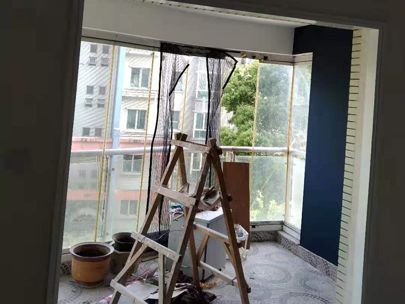 地面保護(hù)陽臺(tái)改造：陽臺(tái)裝修，防水是重中之重，特別是在多雨季節(jié)，經(jīng)?？吹脚笥训年柵_(tái)與客廳之間的墻面，地板有滲水的痕跡。所以，在陽臺(tái)鋪地板前，要用防水材料在墻面與地板上做防水層，防水層干了之后才能鋪設(shè)陽臺(tái)地板，有推拉門的陽臺(tái)做好防水框防水，有用到玻璃窗封陽臺(tái)的話，需要將窗底部與陽臺(tái)臺(tái)面間使用發(fā)泡劑填滿，再用硅膠固定，這樣就能夠防止水滲透。