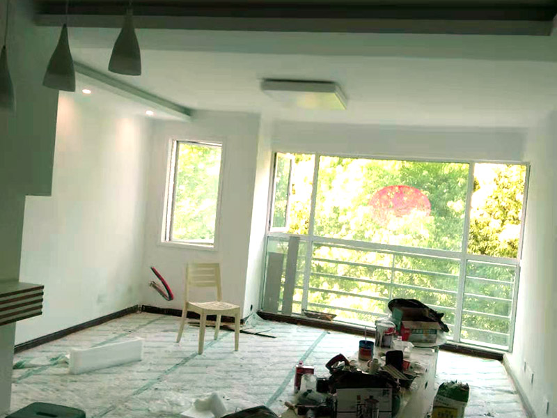 地面保護(hù)陽臺(tái)改造：陽臺(tái)裝修，防水是重中之重，特別是在多雨季節(jié)，經(jīng)常看到朋友的陽臺(tái)與客廳之間的墻面，地板有滲水的痕跡。所以，在陽臺(tái)鋪地板前，要用防水材料在墻面與地板上做防水層，防水層干了之后才能鋪設(shè)陽臺(tái)地板，有推拉門的陽臺(tái)做好防水框防水，有用到玻璃窗封陽臺(tái)的話，需要將窗底部與陽臺(tái)臺(tái)面間使用發(fā)泡劑填滿，再用硅膠固定，這樣就能夠防止水滲透。