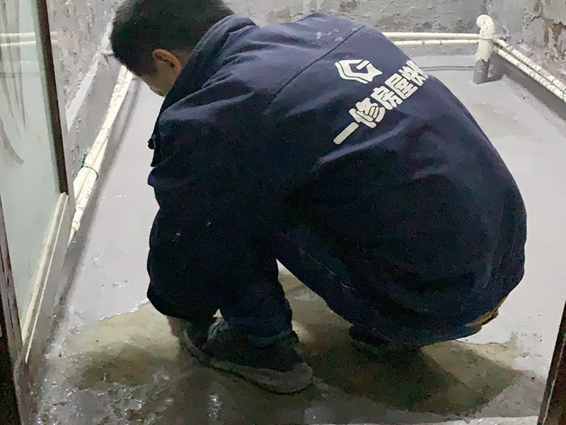 地面防水涂刷：在進行防水處理之前，一定先找平地面，如果地面不平或效果不好，可能造成因防水涂料薄厚不均而導致的開裂滲漏。地漏，墻角，管跟等接縫處要使用高彈性的柔性防水涂刷，因為衛(wèi)生間的墻與地面之間的接縫處會移位最容易滲水。 2、防水層做好后要留余一定的時間，讓防水層與建筑更好的融為一體，然后在防水層上做保護層在鋪地磚，施工過程中，可千萬馬虎不得。要盡量的保護防水層。 3、防水是隱蔽工程，后續(xù)的施工也有可能會破壞防水層，如果地磚已鋪設完畢，可千萬不要砸地磚，用專業(yè)的補縫防水材料，把所有的縫隙堵住做好防水就好了。也同樣適用于衛(wèi)生間防水層失效后防水工程。 4、防水是一項系統(tǒng)工程，每處產生的原因及處理方法不盡相同。材料是基礎，施工是關鍵，后續(xù)服務是保證。