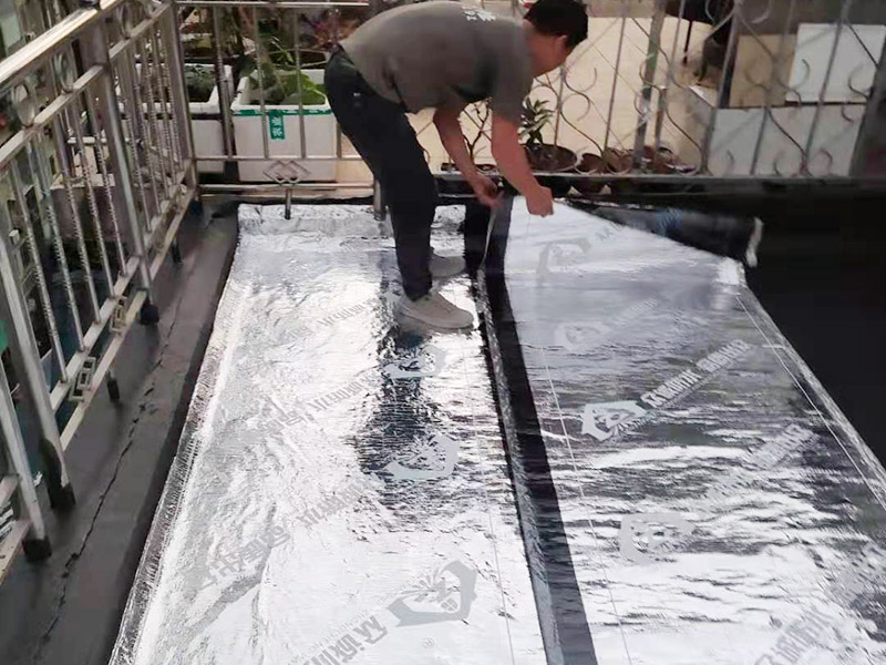 房屋局部改造：衛(wèi)生間改造中水電的改造尤為重要且需要最早開始著手，由于會涉及到浴霸采暖、燈光的線路走向、水管的入墻等問題，所以在改造之前需制定一個詳細的水電走向設計，從而提高安全質(zhì)量以及滿足裝修業(yè)主們生活的需要。衛(wèi)生間內(nèi)的防水涂料是由地面延伸到墻面的，涂刷過程中精良的保證厚度均勻。還需要處理好地面和墻面交界處的各類管件的涂刷。待防水處理完全確定后，等待地面干透就可以做后續(xù)的工程了。