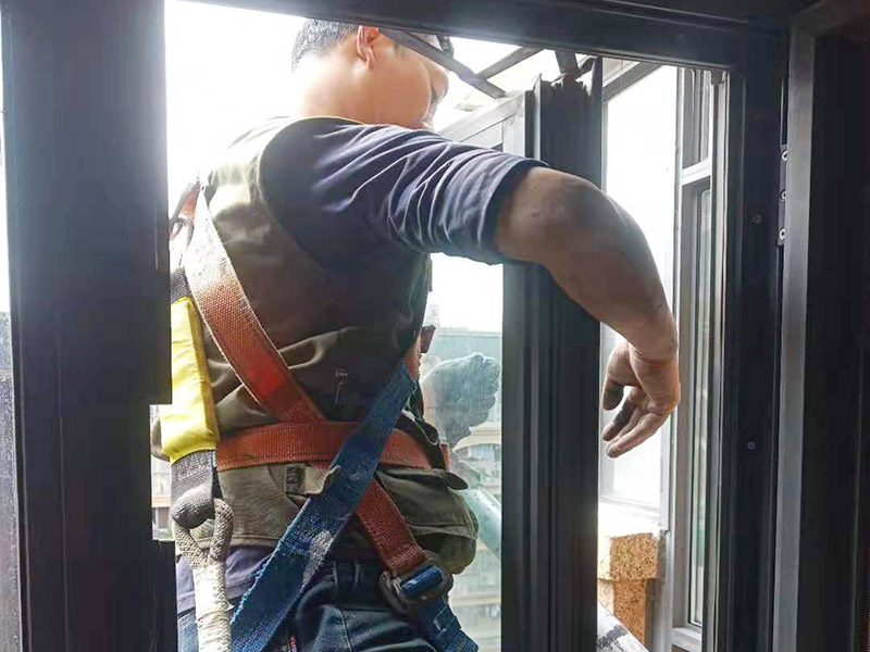 房屋局部改造：衛(wèi)生間改造中水電的改造尤為重要且需要最早開始著手，由于會涉及到浴霸采暖、燈光的線路走向、水管的入墻等問題，所以在改造之前需制定一個詳細的水電走向設計，從而提高安全質(zhì)量以及滿足裝修業(yè)主們生活的需要。衛(wèi)生間內(nèi)的防水涂料是由地面延伸到墻面的，涂刷過程中精良的保證厚度均勻。還需要處理好地面和墻面交界處的各類管件的涂刷。待防水處理完全確定后，等待地面干透就可以做后續(xù)的工程了。