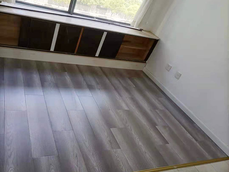 局部改造裝修：一是做好防水處理,由于大氣污染,雨水的成分已經(jīng)改變,雨、化學(xué)質(zhì)水等,對裝修材料是一個考驗(yàn),所以首先是做好防水處理工作;二是水管盡量不要用鋼鐵之類的管材,應(yīng)該用PC或其他能保持幾十年的管材;三是電線必須選擇比你現(xiàn)有的需求大3倍以上功率的電線,預(yù)備今后家庭擴(kuò)大和設(shè)備更新所需;四是電表也適當(dāng)大點(diǎn);五是門框盡量用堅質(zhì)原木,少用實(shí)木之類好看不好用的材料,門板盡量少點(diǎn)花樣,家庭出入的門就是要純潔,自然,不要搞得五花八門;