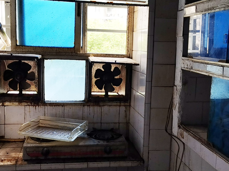 老房子局部改造完工：在舊房翻新中先實施的是主題拆除，其中主要包括墻面、地面、門窗、水路、電路等各方面的拆除。拆改會產(chǎn)生許多的垃圾，要及時清理，同時老房翻新過程中時刻保持室內(nèi)的清潔，這對于施工也是非常方便的。然后就是水路的改造，這是舊房翻新最重要的項目之一。首先裝修業(yè)主們要檢查舊房本來的上、下水路是否銹蝕、老化。對于勉強能使用的水路管線，今后的使用過程中會出現(xiàn)滲水、漏水等諸多問題使得更加麻煩。 墻面、地面的優(yōu)化了，專業(yè)人員對房屋實地勘察是尤為重要的，比如墻地面、天花板等有無明顯的裂紋，是否平整，有沒有脫落起沙的現(xiàn)象等都是需要專業(yè)勘測報告的。如果墻面灰的耐粉化程度較差，在鏟除時容易起皮脫離，很難修補，更達不到粘貼大理石和磚的基本要求，因此要對面層進行徹底鏟除，再用水泥砂漿做基礎(chǔ)處理，批刮耐水膩子，打個堅實基礎(chǔ)。