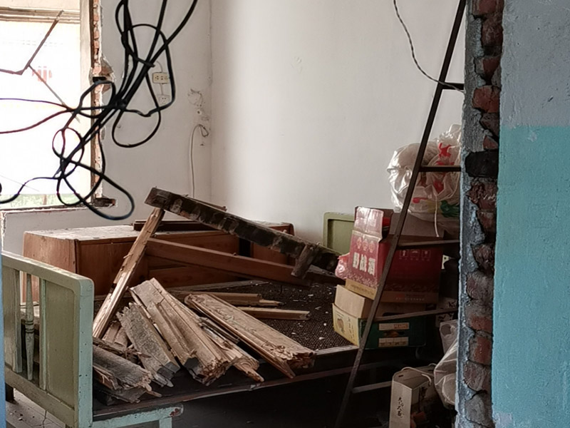 老房子拆除改造：首先切斷電路，然后再關閉排水得管道，撤出家具和手架外加燈具的拆除，然后拆除室內額的一切門窗最后，進行地板剔除。拆除流程第一步是從天花板開始，由上至下進行拆除，注意我們在拆除的過程中可能會造成噪音和粉塵污染，所以，合理的安排是非常重要的。因此我們應當嚴格執(zhí)行工作的程序，拆除天花板之前，要把外窗封閉。以防噪音與粉塵出來，從而保護我們周圍的環(huán)境不被污染。