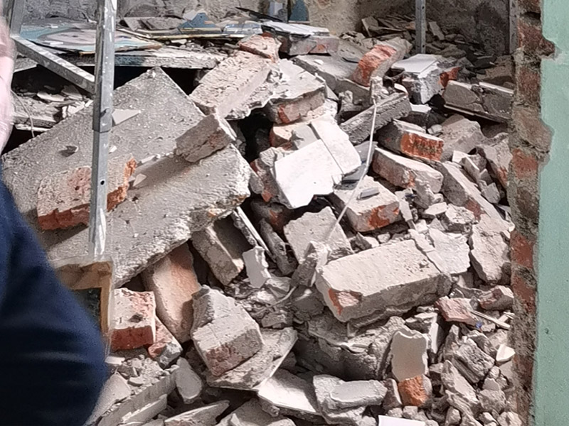 老房子拆除改造：首先切斷電路，然后再關閉排水得管道，撤出家具和手架外加燈具的拆除，然后拆除室內額的一切門窗最后，進行地板剔除。拆除流程第一步是從天花板開始，由上至下進行拆除，注意我們在拆除的過程中可能會造成噪音和粉塵污染，所以，合理的安排是非常重要的。因此我們應當嚴格執(zhí)行工作的程序，拆除天花板之前，要把外窗封閉。以防噪音與粉塵出來，從而保護我們周圍的環(huán)境不被污染。