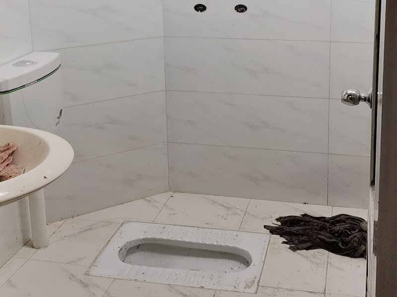 老房子局部改造完工：在舊房翻新中先實施的是主題拆除，其中主要包括墻面、地面、門窗、水路、電路等各方面的拆除。拆改會產(chǎn)生許多的垃圾，要及時清理，同時老房翻新過程中時刻保持室內(nèi)的清潔，這對于施工也是非常方便的。然后就是水路的改造，這是舊房翻新最重要的項目之一。首先裝修業(yè)主們要檢查舊房本來的上、下水路是否銹蝕、老化。對于勉強能使用的水路管線，今后的使用過程中會出現(xiàn)滲水、漏水等諸多問題使得更加麻煩。 墻面、地面的優(yōu)化了，專業(yè)人員對房屋實地勘察是尤為重要的，比如墻地面、天花板等有無明顯的裂紋，是否平整，有沒有脫落起沙的現(xiàn)象等都是需要專業(yè)勘測報告的。如果墻面灰的耐粉化程度較差，在鏟除時容易起皮脫離，很難修補，更達不到粘貼大理石和磚的基本要求，因此要對面層進行徹底鏟除，再用水泥砂漿做基礎(chǔ)處理，批刮耐水膩子，打個堅實基礎(chǔ)。