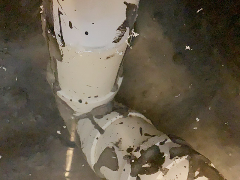 墻地面閉水試驗(yàn)：1、等防水涂層徹底干透（一般為48小時(shí)）后，才可以進(jìn)行閉水實(shí)驗(yàn)。 2、閉水實(shí)驗(yàn)顧名思義就是要將水的排泄口堵死，檢查是否滲水。具體做法就是將所有下水管道堵塞住，門口處用雨水泥或膩?zhàn)臃鄱迅撸瑩踝⊥饬鞯乃?3、準(zhǔn)備工作做好后，就要開始放水了，讓空間水積存3cm到5cm，然后對(duì)初始水位進(jìn)行標(biāo)記。 4、水放好后，靜待24小時(shí)，然后觀察水位是否下降，樓下是否滲水。 若沒有滲水現(xiàn)象，說明地面防水做的很成功。 5、輕質(zhì)墻體須做淋水試驗(yàn)，用水管在墻面自上而下不間斷噴淋3分鐘，4小時(shí)以后觀察墻體的另一側(cè)是否會(huì)出現(xiàn)滲透現(xiàn)象，如果無滲透可認(rèn)為防水施工驗(yàn)收合格。