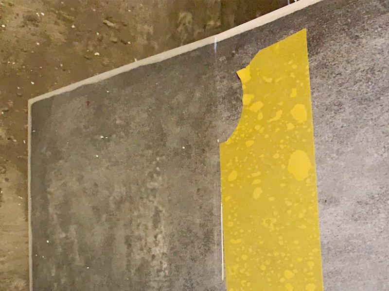 墻地面閉水試驗(yàn)：1、等防水涂層徹底干透（一般為48小時(shí)）后，才可以進(jìn)行閉水實(shí)驗(yàn)。 2、閉水實(shí)驗(yàn)顧名思義就是要將水的排泄口堵死，檢查是否滲水。具體做法就是將所有下水管道堵塞住，門口處用雨水泥或膩?zhàn)臃鄱迅撸瑩踝⊥饬鞯乃?3、準(zhǔn)備工作做好后，就要開始放水了，讓空間水積存3cm到5cm，然后對(duì)初始水位進(jìn)行標(biāo)記。 4、水放好后，靜待24小時(shí)，然后觀察水位是否下降，樓下是否滲水。 若沒有滲水現(xiàn)象，說明地面防水做的很成功。 5、輕質(zhì)墻體須做淋水試驗(yàn)，用水管在墻面自上而下不間斷噴淋3分鐘，4小時(shí)以后觀察墻體的另一側(cè)是否會(huì)出現(xiàn)滲透現(xiàn)象，如果無滲透可認(rèn)為防水施工驗(yàn)收合格。