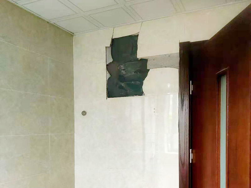 墻磚拆除修復：拆卸一般是從墻體的下方往上方敲，從瓷磚的邊緣往里面敲，還需要根據(jù)拆卸的位置選擇適當?shù)那么u力度。敲磚是從墻體下方開始敲，從每塊瓷磚的邊緣開始敲。如果先敲上面的瓷磚，地面堆積瓷磚較多，擋住墻體下面的瓷磚，不利于拆卸。 另外，敲磚過程中，要不是對地面的瓷磚進行清理，以免瓷磚過多堆積，減慢施工進度以及造成施工意外。由于二手房的衛(wèi)浴在之前是做了一次防水的，因此在敲磚時必須注意防水層的處理，與屋主溝通好，防水層是否打掉。