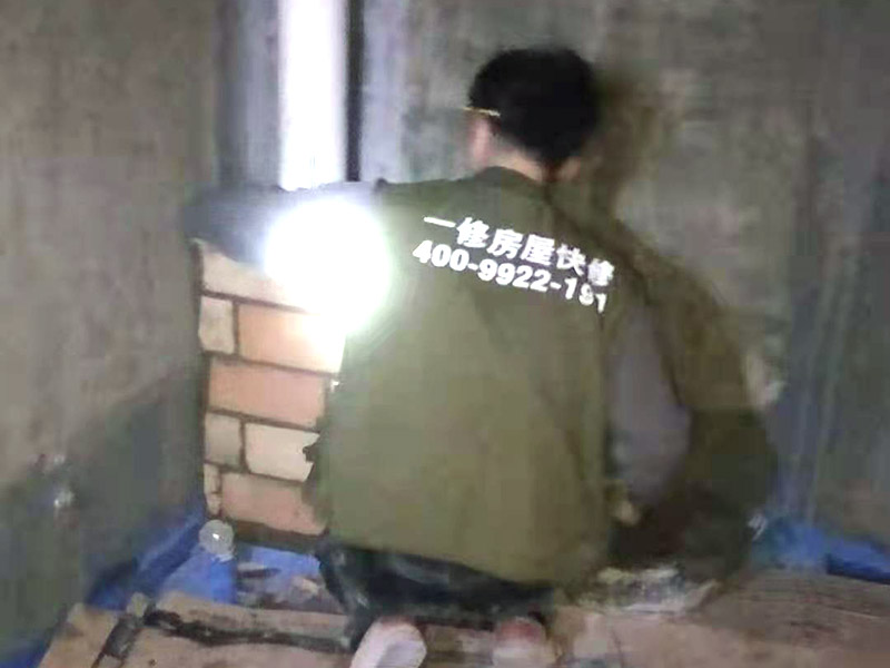 衛(wèi)生間包管貼磚：紅磚包管做法也較為常見，在家庭施工中也使用廣泛。它的施工較為簡單，我們只需將管道用紅磚砌筑并將其包圍，然后在紅磚的表面用水泥砂漿將其磨平，最后再貼上墻面磚即可。用紅磚進(jìn)行包管可以有效的降低水管的使用噪音，同時(shí)它不容易出現(xiàn)變形、使用壽命長久。但紅磚包管也存在一些不足：紅磚占用的空間較大，在小衛(wèi)生間不是很適用。