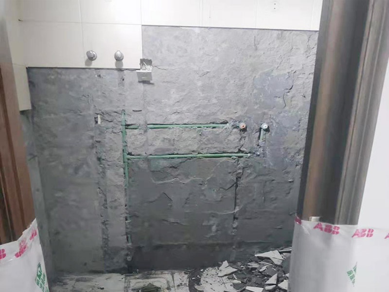 衛(wèi)生間墻埋線管找平：基層處理&rarr;找標(biāo)高、彈線&rarr;灑水濕潤(rùn)&rarr;抹灰餅和標(biāo)筋&rarr;攪拌砂漿&rarr;刷水泥漿結(jié)合層&rarr;鋪水泥砂漿面層&rarr;木抹子搓平&rarr;鐵抹子壓第一遍&rarr;第二遍壓光&rarr;第三遍壓光&rarr;養(yǎng)護(hù)。  將基層上的灰塵掃掉，用鋼絲刷和鏨子刷凈、剔掉灰漿皮和灰渣層，用10%的火堿水溶液刷掉基層上的油污，并用清水及時(shí)將堿液沖凈。 根據(jù)墻上的 1000mm水平線，往下量測(cè)出面層標(biāo)高，并彈在墻上。 根據(jù)房間內(nèi)四周墻上彈的面層標(biāo)高水平線，確定面層抹灰厚度(不應(yīng)小于20mm),然后拉水平線開(kāi)始抹灰餅(5cm*5cm)，橫豎間距為1.5―2.0米，灰餅上平面即為地面面層標(biāo)高。如果房間比較大，還須抹標(biāo)筋。鋪抹灰餅和標(biāo)筋的砂材料配合比均與抹地面的砂漿相同。水泥砂漿地面找平施工流程及工藝攪拌砂漿，用攪拌機(jī)進(jìn)行攪拌，顏?lái)氁恢隆? width=