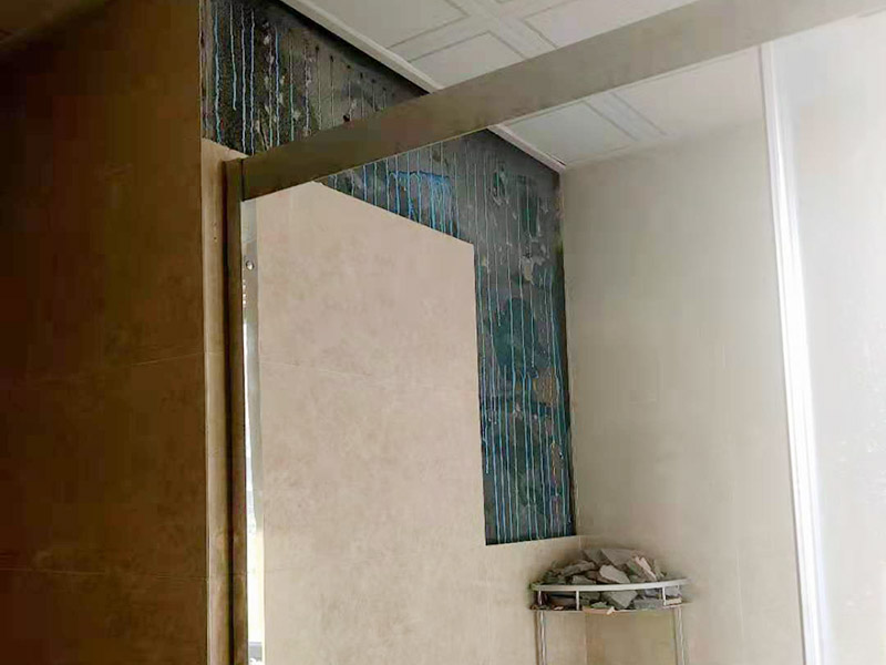 浴室墻磚脫落修補：首先，將破損墻磚取出，用切割機在離損壞的墻磚的四周5到6毫米處切槽，用切割刀將墻磚縫的水泥稍微刮下一些，再用切割刀吧墻磚表面的釉面劃開一道口，以便把墻磚敲碎取出，用錘子把墻磚敲碎后取下來，如果水泥粘得太牢，可以用錘子和鏨子把破損的墻磚剔下。 然后，將磚上的砂漿全部刮干凈，然后在107膠中加入適量的水泥，并攪拌成糊狀。然后在瓷磚的背面涂上薄薄的一層，再將瓷磚粘到之前粘貼的墻面，一會功夫就可粘牢。給瓷磚填縫，按照比例調(diào)勻瓷磚填縫劑，用海綿抹刀將填縫劑抹到墻磚之間的縫隙中;填縫劑半干后，將海綿沾水，把多余的填縫劑擦掉，干燥后完成。