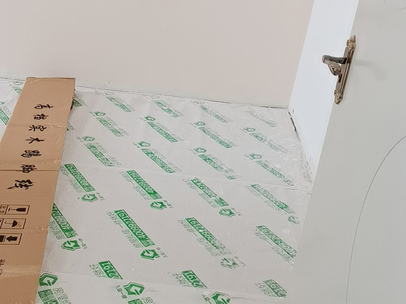 客廳背景墻安裝裝修：墻面要平整,可以是水泥墻,石膏板墻,膩子墻,油漆墻,木工板墻等,甚至平整的瓷磚或者玻璃上都可以貼;  粘帖時,其它裝修工序已基本結(jié)束,所有場地應打掃干凈,無塵。首次安裝拼鏡的客戶,可以先根據(jù)圖紙,在地上拼一次,拼的完整了之后再開始上墻貼;將墻紙膠液用毛刷涂刷在裁好的墻紙背面，特別注意四周邊緣要涂滿膠液，以確保施工品質(zhì)。涂好的墻紙，涂膠面對折放置5分鐘，使膠液完全透入紙底后即可張貼。每次涂刷數(shù)張墻紙，并依順序張貼。