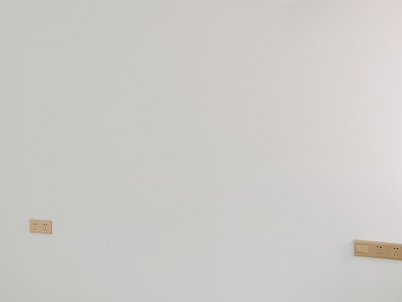 客廳背景墻安裝裝修：墻面要平整,可以是水泥墻,石膏板墻,膩子墻,油漆墻,木工板墻等,甚至平整的瓷磚或者玻璃上都可以貼;  粘帖時,其它裝修工序已基本結(jié)束,所有場地應打掃干凈,無塵。首次安裝拼鏡的客戶,可以先根據(jù)圖紙,在地上拼一次,拼的完整了之后再開始上墻貼;將墻紙膠液用毛刷涂刷在裁好的墻紙背面，特別注意四周邊緣要涂滿膠液，以確保施工品質(zhì)。涂好的墻紙，涂膠面對折放置5分鐘，使膠液完全透入紙底后即可張貼。每次涂刷數(shù)張墻紙，并依順序張貼。