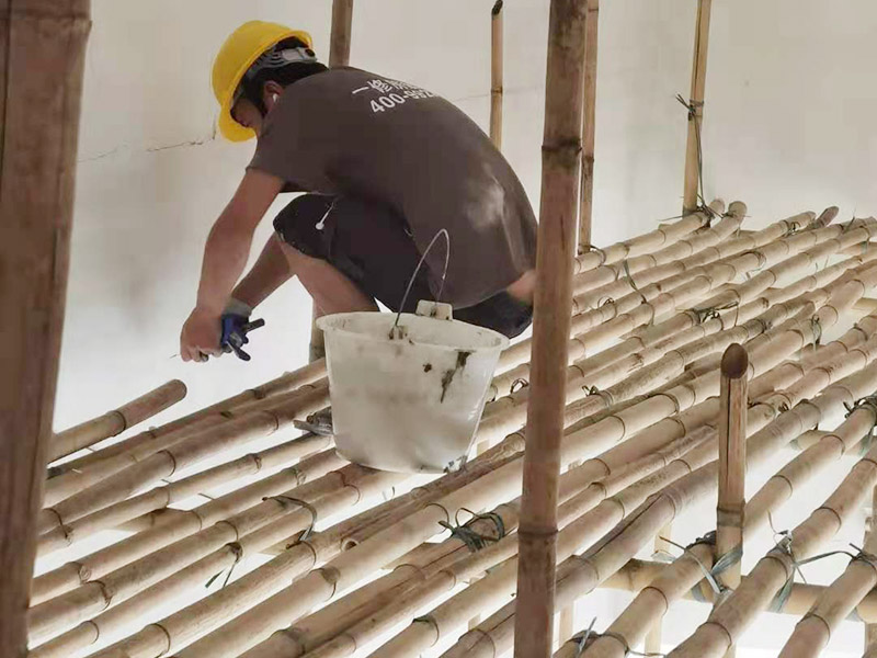 工地墻面搭建施工：腳手架地基與基礎施工，必須根據(jù)腳手架的搭設高度、搭設場地的土質情況進行處理。 腳手架底座標高宜高于自然地坪50mm腳手架基礎必須平整，回填土必須夯實。 立桿（豎管）每根立桿底部應設置底座或墊板。 在刮膩子之前，先用尺子檢測一下墻面的平整度。在施工時，對不平整的地方進行多次涂刮，修補好不平整的區(qū)域。一般膩子刮兩遍即可，每次膩子刮完后要進行打磨，可以讓墻面更加光滑。膩子干透后，再對墻面進行油漆涂刷。底漆要先刷，施工力度要均勻，這樣漆膜厚度也相對一致，然后開始面漆施工。一定要讓漆面自然干透。