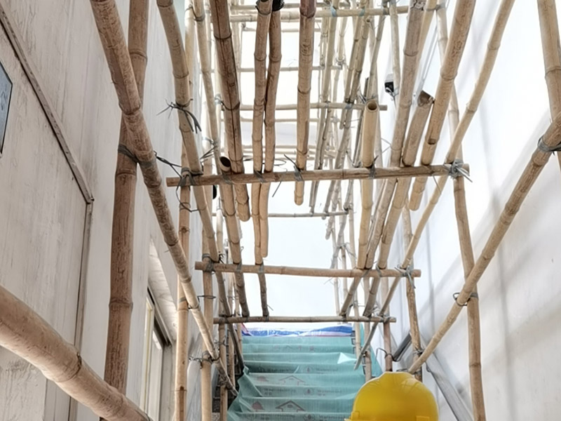 工地墻面搭建施工：腳手架地基與基礎施工，必須根據(jù)腳手架的搭設高度、搭設場地的土質情況進行處理。 腳手架底座標高宜高于自然地坪50mm腳手架基礎必須平整，回填土必須夯實。 立桿（豎管）每根立桿底部應設置底座或墊板。 在刮膩子之前，先用尺子檢測一下墻面的平整度。在施工時，對不平整的地方進行多次涂刮，修補好不平整的區(qū)域。一般膩子刮兩遍即可，每次膩子刮完后要進行打磨，可以讓墻面更加光滑。膩子干透后，再對墻面進行油漆涂刷。底漆要先刷，施工力度要均勻，這樣漆膜厚度也相對一致，然后開始面漆施工。一定要讓漆面自然干透。