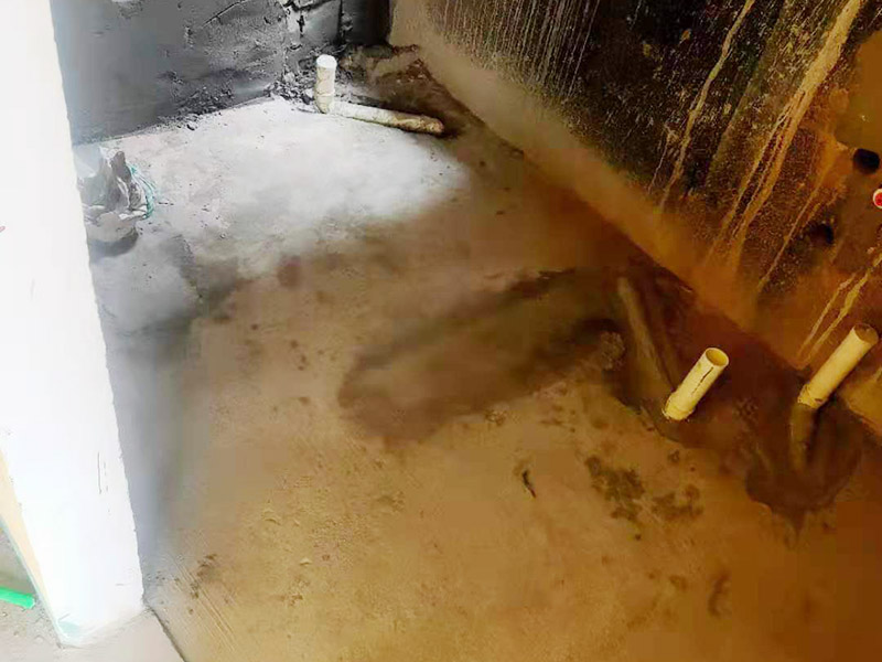 衛(wèi)生間改造施工：衛(wèi)生間改造中水電的改造尤為重要且需要最早開始著手，由于會涉及到浴霸采暖、燈光的線路走向、水管的入墻等問題，所以在改造之前需制定一個詳細(xì)的水電走向設(shè)計，從而提高安全質(zhì)量以及滿足裝修業(yè)主們生活的需要。 其次就是需要對其做相應(yīng)的防水處理。因為在日常的家庭中，衛(wèi)生間的水是處處可見的，非常潮濕。衛(wèi)生間內(nèi)的防水涂料是由地面延伸到墻面的，涂刷過程中精良的保證厚度均勻。還需要處理好地面和墻面交界處的各類管件的涂刷。待防水處理完全確定后，等待地面干透就可以做后續(xù)的工程了。這里要著重提醒，衛(wèi)生間下水口位置的防水要特別處理好，保證今后的檢查與維修。