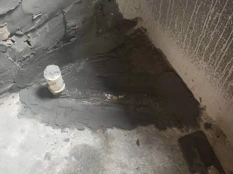 衛(wèi)生間改造施工：衛(wèi)生間改造中水電的改造尤為重要且需要最早開始著手，由于會涉及到浴霸采暖、燈光的線路走向、水管的入墻等問題，所以在改造之前需制定一個詳細(xì)的水電走向設(shè)計，從而提高安全質(zhì)量以及滿足裝修業(yè)主們生活的需要。 其次就是需要對其做相應(yīng)的防水處理。因為在日常的家庭中，衛(wèi)生間的水是處處可見的，非常潮濕。衛(wèi)生間內(nèi)的防水涂料是由地面延伸到墻面的，涂刷過程中精良的保證厚度均勻。還需要處理好地面和墻面交界處的各類管件的涂刷。待防水處理完全確定后，等待地面干透就可以做后續(xù)的工程了。這里要著重提醒，衛(wèi)生間下水口位置的防水要特別處理好，保證今后的檢查與維修。