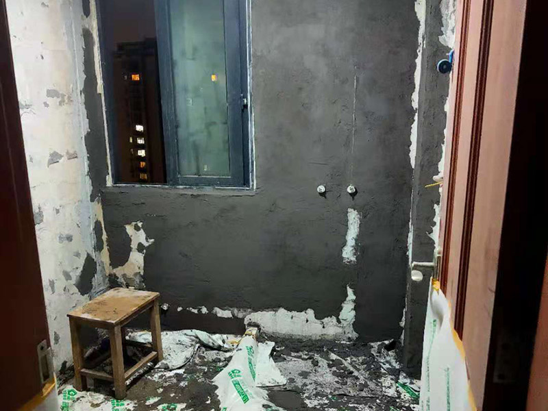 廁所墻面刷防水:廚衛(wèi)空間管道較多，由于上下水流的通過，管道長期震動(dòng)容易出現(xiàn)裂紋造成滲漏，且建筑沉降時(shí)易造成管口松動(dòng)而導(dǎo)致漏水。 陰陽角要做圓弧形處理，即將L型部位處理成C型，避免涂刷防水材料的時(shí)候造成陰角堆積、陽角漏涂等情況. 找平層的施工要注意，在防水層完工至少24h后再進(jìn)行。且找平層的施工不能破壞防水層，特別是防水層為柔韌性防水材料是。避免尖銳碎片在找平層中導(dǎo)致防水層刺穿漏水. 瓷磚膠層不同于普通河沙水泥：普通河沙水泥采用背貼法。形成的是非連續(xù)、有空鼓的粘結(jié)層。而瓷磚膠采用齒型刮板刮成連續(xù)的瓷磚膠粘結(jié)層，且瓷磚膠具有一定柔韌性能抵抗震動(dòng)和收縮。添加劑中的乳膠粉在粘結(jié)面能形成連續(xù)的聚合物層，不僅提高了粘結(jié)性能，而且具有一定的防水性能。