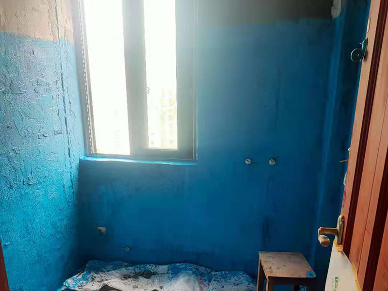 廁所墻面刷防水:廚衛(wèi)空間管道較多，由于上下水流的通過，管道長期震動(dòng)容易出現(xiàn)裂紋造成滲漏，且建筑沉降時(shí)易造成管口松動(dòng)而導(dǎo)致漏水。 陰陽角要做圓弧形處理，即將L型部位處理成C型，避免涂刷防水材料的時(shí)候造成陰角堆積、陽角漏涂等情況. 找平層的施工要注意，在防水層完工至少24h后再進(jìn)行。且找平層的施工不能破壞防水層，特別是防水層為柔韌性防水材料是。避免尖銳碎片在找平層中導(dǎo)致防水層刺穿漏水. 瓷磚膠層不同于普通河沙水泥：普通河沙水泥采用背貼法。形成的是非連續(xù)、有空鼓的粘結(jié)層。而瓷磚膠采用齒型刮板刮成連續(xù)的瓷磚膠粘結(jié)層，且瓷磚膠具有一定柔韌性能抵抗震動(dòng)和收縮。添加劑中的乳膠粉在粘結(jié)面能形成連續(xù)的聚合物層，不僅提高了粘結(jié)性能，而且具有一定的防水性能。