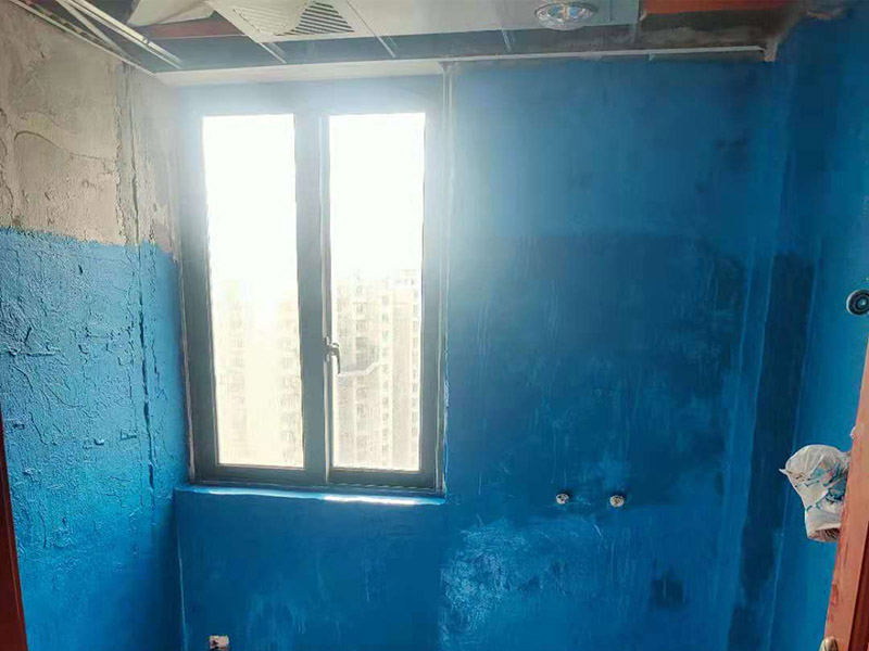 廁所墻面刷防水:廚衛(wèi)空間管道較多，由于上下水流的通過，管道長期震動(dòng)容易出現(xiàn)裂紋造成滲漏，且建筑沉降時(shí)易造成管口松動(dòng)而導(dǎo)致漏水。 陰陽角要做圓弧形處理，即將L型部位處理成C型，避免涂刷防水材料的時(shí)候造成陰角堆積、陽角漏涂等情況. 找平層的施工要注意，在防水層完工至少24h后再進(jìn)行。且找平層的施工不能破壞防水層，特別是防水層為柔韌性防水材料是。避免尖銳碎片在找平層中導(dǎo)致防水層刺穿漏水. 瓷磚膠層不同于普通河沙水泥：普通河沙水泥采用背貼法。形成的是非連續(xù)、有空鼓的粘結(jié)層。而瓷磚膠采用齒型刮板刮成連續(xù)的瓷磚膠粘結(jié)層，且瓷磚膠具有一定柔韌性能抵抗震動(dòng)和收縮。添加劑中的乳膠粉在粘結(jié)面能形成連續(xù)的聚合物層，不僅提高了粘結(jié)性能，而且具有一定的防水性能。