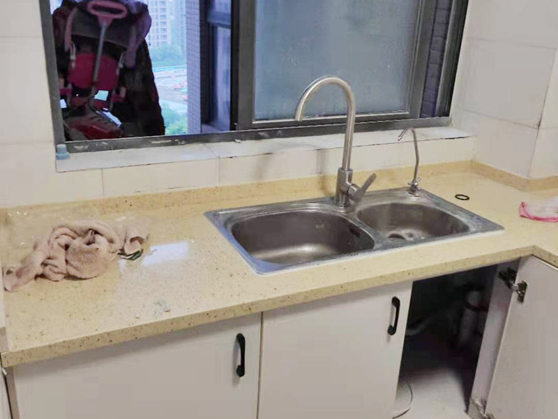 廚房櫥柜定制安裝：初次測量應(yīng)該在水電改造之前，水電工、工長最好都在場，要結(jié)合廚房的水電布局，綜合考慮，是否需要對水電管道進行改裝等。并告知道設(shè)計師自己需要的廚電與打算放置的位置。此次測量后，設(shè)計師根據(jù)廚房空間設(shè)計出整體櫥柜的雛形以及廚房的水電改造圖紙。水電施工工人根據(jù)圖紙施工。 二次測量的時間一般都在水電改造、墻地磚施工完成之后。這次測量，數(shù)據(jù)一定要精確，廚電位置與尺寸也要確定下來。設(shè)計師需要根據(jù)測量結(jié)果，出定制櫥柜的最終精確設(shè)計圖。