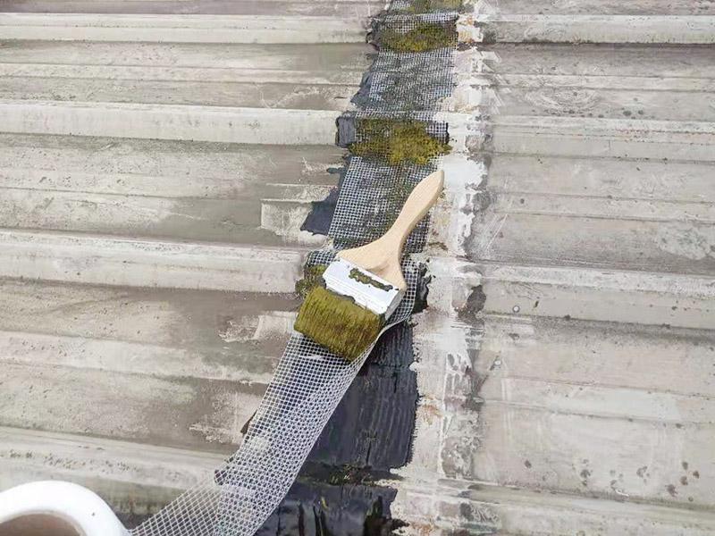 工廠屋頂漏水修補案例:首先要搞明白漏水的原因或地方。一般穿透是屋頂漏水的主要原因，比如混凝土出現(xiàn)裂縫、金屬屋頂出現(xiàn)銹孔等，大家可以根據(jù)屋內(nèi)的水質(zhì)、黑痕或者是霉菌進行確定。如果漏水的點比較小，或者是裂縫比較短，可以采取區(qū)域性修補，如果漏水地方比較大、屋頂?shù)牧芽p比較多，可以采取整屋修補。 屋頂表面清潔處理的工具至少包括掃帚，簸箕，一個或多個刮刀。要仔細清除任何一個可以影響到防水效果的雜物，對混凝土裂縫我們可以進行擴增，然后使用工具將裂縫中的污泥清除干凈。 對屋頂進行防水處理: 1、基層潤濕：涂刷之前，若基層較干燥，需在基層灑水潤濕，以確保涂膜附著強度； 2、大面施工：按照防水涂刷范圍，做第一遍涂膜施工，由墻面涂刷至地面； 3、涂刷厚度：第一遍涂膜不要涂刷過厚，涂膜厚度在0.5mm左右即可； 4、涂刷后處理：涂膜完成后確保防水施工部位空氣流通，做好防雨措施，并在門口設(shè)立警示牌，避免涂膜固化前防水涂層遭到破壞。在操作完成后一定要進行仔細的檢測，尤其墻縫、拐角以及容易積水的地方。