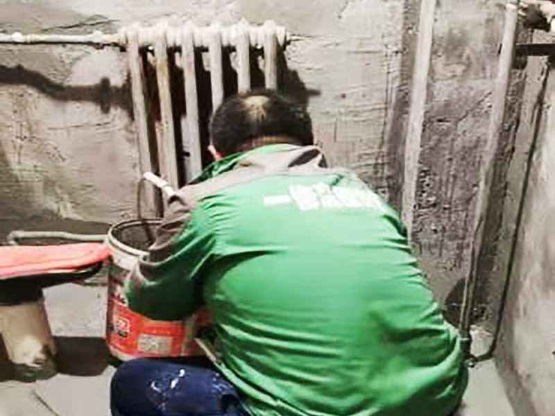 衛(wèi)生間墻地面刷防水：在涂刷防水涂層之前，先要清理墻面和地面。同時(shí)，要用連接的氣泵皮管吹盡陰角處的浮層，要量出防水層的高度并劃出基準(zhǔn)線，刷防水涂料時(shí)要先刷基準(zhǔn)線以下位置，并在墻面和地面連接陰角處刷成八字，上下交叉，交接處接應(yīng)有200mm，不得有漏刷情況出現(xiàn)。 墻角涂刷完成后，沿基準(zhǔn)線涂刷墻體：第一遍涂刷墻面時(shí)，應(yīng)上下縱向涂刷，第二遍涂刷墻體，應(yīng)左右橫向涂刷。 地面防水涂料的涂刷應(yīng)該從房間里側(cè)向門口涂刷，地面水管接口處尤其要仔細(xì)涂刷，不能有任何遺漏。 在涂刷完防水涂料后，不能立刻貼瓷鉆，還必須對(duì)衛(wèi)生間等空間進(jìn)行防水測(cè)試。防水測(cè)試具體辦法是：堵住衛(wèi)生間排水口、地漏等，然后將衛(wèi)生間積水2~3cm。24小時(shí)后到樓下查看是否有水滲漏，一旦發(fā)現(xiàn)有滲水痕跡，必須馬上返工。如果等到墻地磚鋪貼完畢才發(fā)現(xiàn)防水滲漏的問題，則必須將墻地磚全部敲掉重新做防水，這樣的話工程量和損耗會(huì)增大很多。